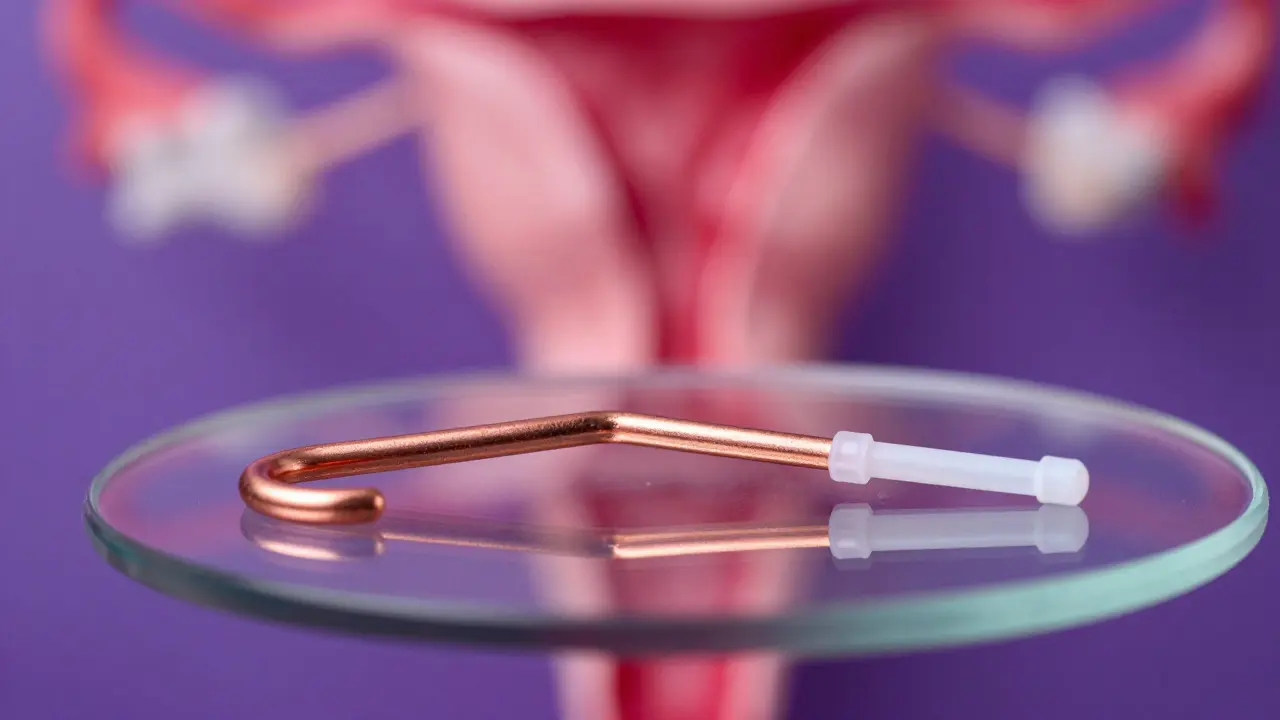 Detailní záběr na měděné a hormonální vnitřní tělísko (MIS)